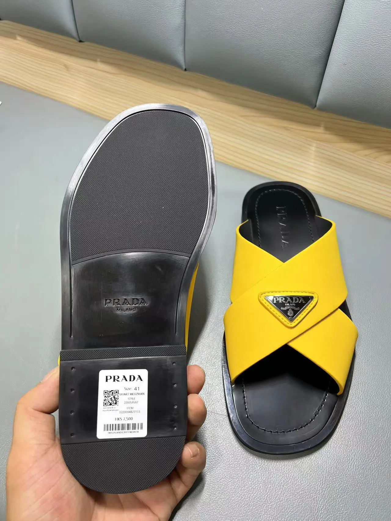 340💰PRADA Prada’s latest slippers are synchronized with the official website. This slipper is made of the brand’s unique and iconic Saffiano leather. The brand logo jumps out from the double straps, and the brand style is clearly visible. Cowhide gives men elegant charm and functional design, making it an ideal choice for vacation and leisure. Size:38-45
